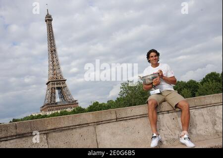 Rafael Nadal posiert auf der Bir Hakeim Brücke in Paris, Frankreich am 11. Juni 2012, nach seinem 7. Sieg bei den French Tennis Open. Foto von Giancarlo Gorassini/ABACAPRESS.COM Stockfoto