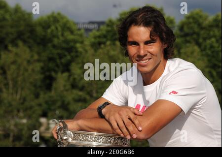 Rafael Nadal posiert auf der Bir Hakeim Brücke in Paris, Frankreich am 11. Juni 2012, nach seinem 7. Sieg bei den French Tennis Open. Foto von Giancarlo Gorassini/ABACAPRESS.COM Stockfoto