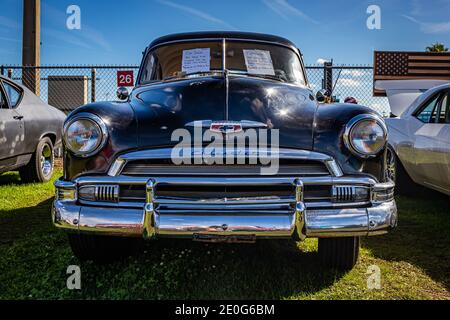 Daytona Beach, FL - 28. November 2020: 1951 Chevrolet Deluxe auf einer lokalen Auto-Show. Stockfoto