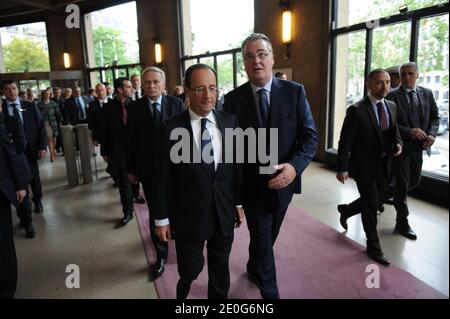 Der französische Präsident Francois Hollande, flankiert vom Präsidenten des französischen Wirtschafts-, Sozial- und Umweltrats (CESE), Jean-Paul Delevoye, wird am 12. Juni 2012 am Sitz des rates in Paris, Frankreich, abgebildet. Foto von Mousse/ABACAPRESS.COM Stockfoto