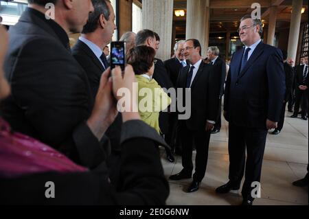 Der französische Präsident Francois Hollande, flankiert vom Präsidenten des französischen Wirtschafts-, Sozial- und Umweltrats (CESE), Jean-Paul Delevoye, wird am 12. Juni 2012 am Sitz des rates in Paris, Frankreich, abgebildet. Foto von Mousse/ABACAPRESS.COM Stockfoto