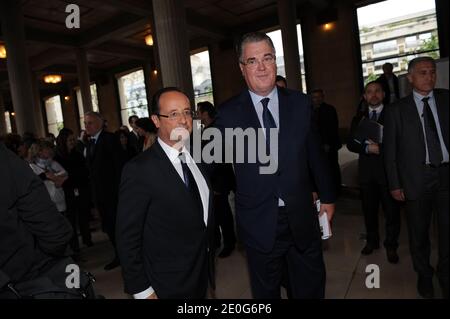 Der französische Präsident Francois Hollande, flankiert vom Präsidenten des französischen Wirtschafts-, Sozial- und Umweltrats (CESE), Jean-Paul Delevoye, wird am 12. Juni 2012 am Sitz des rates in Paris, Frankreich, abgebildet. Foto von Mousse/ABACAPRESS.COM Stockfoto