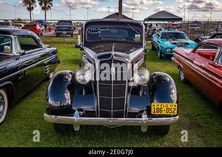 Daytona Beach, FL - 28. November 2020: 1935 Plymouth Coupé auf einer lokalen Auto-Show. Stockfoto