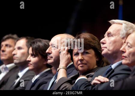 Senator der PS, David Assouline, Minister für soziale und solidarische Wirtschaft Benoit Hamon, Minister für Frauenrechte und Regierung Spokeperson Najat Vallaud-Belkacem, Minister für auswärtige Angelegenheiten Laurent Fabius, erste Sekretärin der Sozialistischen Partei (PS) Martine Aubry, Premierminister Jean-Marc Ayrault und seine Frau nehmen vier Tage vor der zweiten Runde der Parlamentswahlen im Zenith in Paris am 13. Juni 2012 an einem Wahlkampftreffen Teil. Foto von Stephane Lemouton/ABACAPRESS.COM Stockfoto