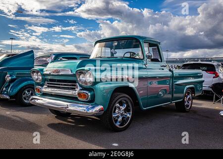 Daytona Beach, FL - 28. November 2020: 1959 Chevrolet Apache Fleetside auf einer lokalen Auto-Show. Stockfoto