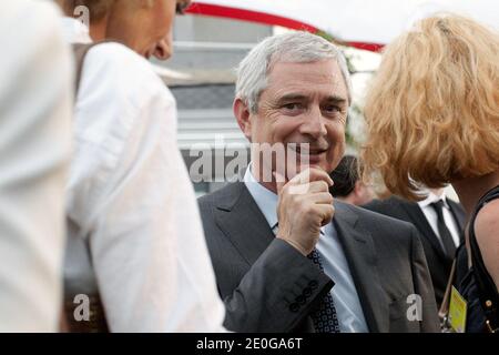 Claude Bartolone wartet auf die Bekanntgabe der Ergebnisse der zweiten Runde der französischen Parlamentswahlen am 17. Juni 2012 im Sitz der Sozialistischen Partei (PS) in Paris. Frankreichs Sozialisten gewannen heute in einer abgegebenen Abstimmung die Kontrolle über das parlament und übergaben Präsident Francois Hollande die überzeugende Mehrheit, die notwendig ist, um eine harte Steuer- und Ausgabenagenda durchzusetzen, sagten Schätzungen. Foto von Stephane Lemouton/ABACAPRESS.COM Stockfoto