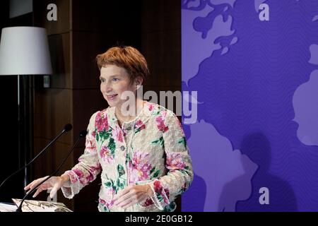 Laurence Parisot, Leiterin des französischen Arbeitgeberverbandes Medef, spricht während ihrer monatlichen Pressekonferenz am 19. Juni 2012 in der Zentrale von Medef in Paris. Foto von Stephane Lemouton/ABACAPRESS.COM. Stockfoto