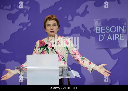 Laurence Parisot, Leiterin des französischen Arbeitgeberverbandes Medef, spricht während ihrer monatlichen Pressekonferenz am 19. Juni 2012 in der Zentrale von Medef in Paris. Foto von Stephane Lemouton/ABACAPRESS.COM. Stockfoto