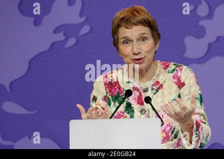 Laurence Parisot, Leiterin des französischen Arbeitgeberverbandes Medef, spricht während ihrer monatlichen Pressekonferenz am 19. Juni 2012 in der Zentrale von Medef in Paris. Foto von Stephane Lemouton/ABACAPRESS.COM. Stockfoto