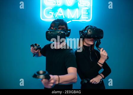 Junges Paar spielt Spiele. E-Sport Stockfoto