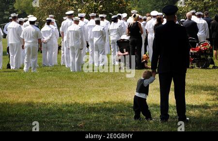 Beerdigungsdienst des US Navy Petty Officer 2nd Class Sean E. Brasas aus Greensboro, N.C., 19. Juni 2012 auf dem Arlington National Cemetery in Arlington, Virginia, USA. Brazas wurde letzten Monat in Afghanistan von einem feindlichen Scharfschützen getötet, während er seiner Einheit an Bord eines Hubschraubers half. Foto von Olivier Douliery/ABACAPRESS.COM Stockfoto