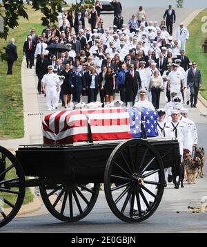 Beerdigungsdienst des US Navy Petty Officer 2nd Class Sean E. Brasas aus Greensboro, N.C., 19. Juni 2012 auf dem Arlington National Cemetery in Arlington, Virginia, USA. Brazas wurde letzten Monat in Afghanistan von einem feindlichen Scharfschützen getötet, während er seiner Einheit an Bord eines Hubschraubers half. Foto von Olivier Douliery/ABACAPRESS.COM Stockfoto