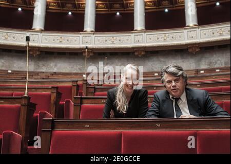 Exklusiv. Die neu gewählte Abgeordnete Marion Marechal-Le Pen und die neu gewählte Abgeordnete Gilbert Collard von der französischen rechtsextremen Front National (FN) wurden am 21. Juni 2012 in der französischen Nationalversammlung in Paris, Frankreich, gewählt. Foto von Thierry Orban/ABACAPRESS.COM Stockfoto