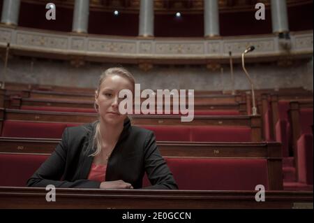 Exklusiv. Marion Marechal-Le Pen, die neugewählte Abgeordnete der französischen rechtsextremen Front National (FN), stellt sich am 21. Juni 2012 in der französischen Nationalversammlung in Paris auf. Foto von Thierry Orban/ABACAPRESS.COM Stockfoto