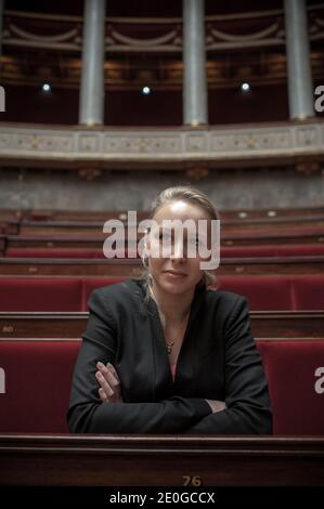 Exklusiv. Marion Marechal-Le Pen, die neugewählte Abgeordnete der französischen rechtsextremen Front National (FN), stellt sich am 21. Juni 2012 in der französischen Nationalversammlung in Paris auf. Foto von Thierry Orban/ABACAPRESS.COM Stockfoto