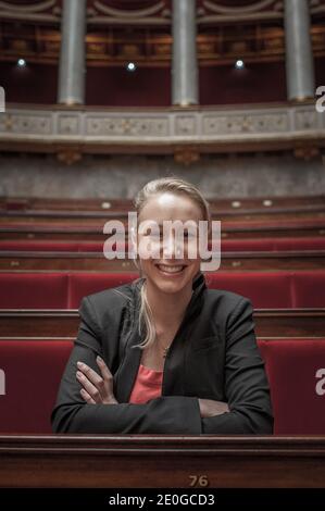 Exklusiv. Marion Marechal-Le Pen, die neugewählte Abgeordnete der französischen rechtsextremen Front National (FN), stellt sich am 21. Juni 2012 in der französischen Nationalversammlung in Paris auf. Foto von Thierry Orban/ABACAPRESS.COM Stockfoto