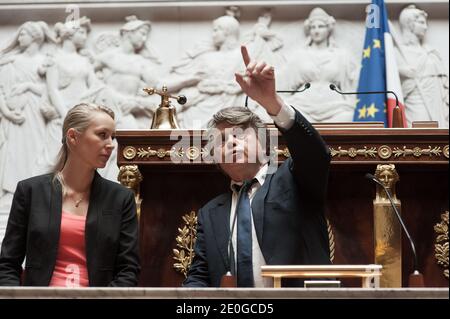 Exklusiv. Die neu gewählte Abgeordnete Marion Marechal-Le Pen und die neu gewählte Abgeordnete Gilbert Collard von der französischen rechtsextremen Front National (FN) wurden am 21. Juni 2012 in der französischen Nationalversammlung in Paris, Frankreich, gewählt. Foto von Thierry Orban/ABACAPRESS.COM Stockfoto