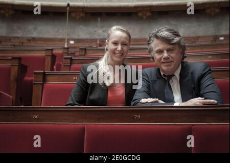 Exklusiv. Die neu gewählte Abgeordnete Marion Marechal-Le Pen und die neu gewählte Abgeordnete Gilbert Collard von der französischen rechtsextremen Front National (FN) wurden am 21. Juni 2012 in der französischen Nationalversammlung in Paris, Frankreich, gewählt. Foto von Thierry Orban/ABACAPRESS.COM Stockfoto