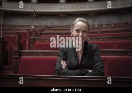 Exklusiv. Marion Marechal-Le Pen, die neugewählte Abgeordnete der französischen rechtsextremen Front National (FN), stellt sich am 21. Juni 2012 in der französischen Nationalversammlung in Paris auf. Foto von Thierry Orban/ABACAPRESS.COM Stockfoto
