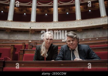 Exklusiv. Die neu gewählte Abgeordnete Marion Marechal-Le Pen und die neu gewählte Abgeordnete Gilbert Collard von der französischen rechtsextremen Front National (FN) wurden am 21. Juni 2012 in der französischen Nationalversammlung in Paris, Frankreich, gewählt. Foto von Thierry Orban/ABACAPRESS.COM Stockfoto