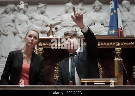 Exklusiv. Die neu gewählte Abgeordnete Marion Marechal-Le Pen und die neu gewählte Abgeordnete Gilbert Collard von der französischen rechtsextremen Front National (FN) wurden am 21. Juni 2012 in der französischen Nationalversammlung in Paris, Frankreich, gewählt. Foto von Thierry Orban/ABACAPRESS.COM Stockfoto