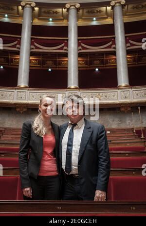 Exklusiv. Die neu gewählte Abgeordnete Marion Marechal-Le Pen und die neu gewählte Abgeordnete Gilbert Collard von der französischen rechtsextremen Front National (FN) wurden am 21. Juni 2012 in der französischen Nationalversammlung in Paris, Frankreich, gewählt. Foto von Thierry Orban/ABACAPRESS.COM Stockfoto