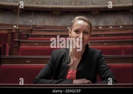 Exklusiv. Marion Marechal-Le Pen, die neugewählte Abgeordnete der französischen rechtsextremen Front National (FN), stellt sich am 21. Juni 2012 in der französischen Nationalversammlung in Paris auf. Foto von Thierry Orban/ABACAPRESS.COM Stockfoto