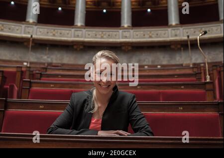 Exklusiv. Marion Marechal-Le Pen, die neugewählte Abgeordnete der französischen rechtsextremen Front National (FN), stellt sich am 21. Juni 2012 in der französischen Nationalversammlung in Paris auf. Foto von Thierry Orban/ABACAPRESS.COM Stockfoto
