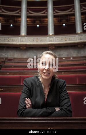 Exklusiv. Marion Marechal-Le Pen, die neugewählte Abgeordnete der französischen rechtsextremen Front National (FN), stellt sich am 21. Juni 2012 in der französischen Nationalversammlung in Paris auf. Foto von Thierry Orban/ABACAPRESS.COM Stockfoto