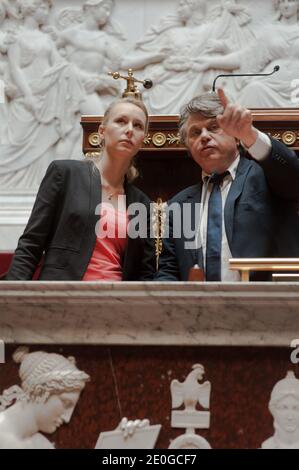 Exklusiv. Die neu gewählte Abgeordnete Marion Marechal-Le Pen und die neu gewählte Abgeordnete Gilbert Collard von der französischen rechtsextremen Front National (FN) wurden am 21. Juni 2012 in der französischen Nationalversammlung in Paris, Frankreich, gewählt. Foto von Thierry Orban/ABACAPRESS.COM Stockfoto