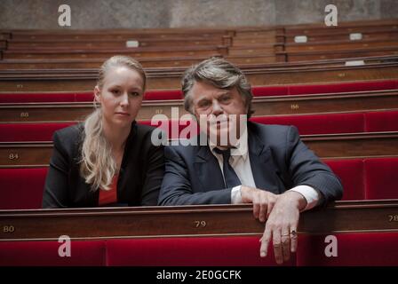 Exklusiv. Die neu gewählte Abgeordnete Marion Marechal-Le Pen und die neu gewählte Abgeordnete Gilbert Collard von der französischen rechtsextremen Front National (FN) wurden am 21. Juni 2012 in der französischen Nationalversammlung in Paris, Frankreich, gewählt. Foto von Thierry Orban/ABACAPRESS.COM Stockfoto
