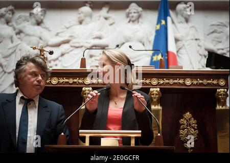 Exklusiv. Die neu gewählte Abgeordnete Marion Marechal-Le Pen und die neu gewählte Abgeordnete Gilbert Collard von der französischen rechtsextremen Front National (FN) wurden am 21. Juni 2012 in der französischen Nationalversammlung in Paris, Frankreich, gewählt. Foto von Thierry Orban/ABACAPRESS.COM Stockfoto