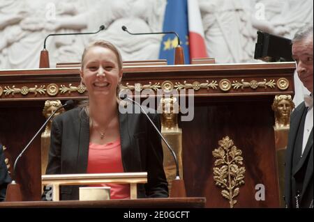 Exklusiv. Die neu gewählte Abgeordnete Marion Marechal-Le Pen und die neu gewählte Abgeordnete Gilbert Collard von der französischen rechtsextremen Front National (FN) wurden am 21. Juni 2012 in der französischen Nationalversammlung in Paris, Frankreich, gewählt. Foto von Thierry Orban/ABACAPRESS.COM Stockfoto