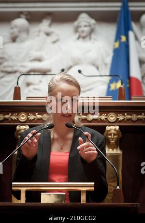 Exklusiv. Die neu gewählte Abgeordnete Marion Marechal-Le Pen und die neu gewählte Abgeordnete Gilbert Collard von der französischen rechtsextremen Front National (FN) wurden am 21. Juni 2012 in der französischen Nationalversammlung in Paris, Frankreich, gewählt. Foto von Thierry Orban/ABACAPRESS.COM Stockfoto