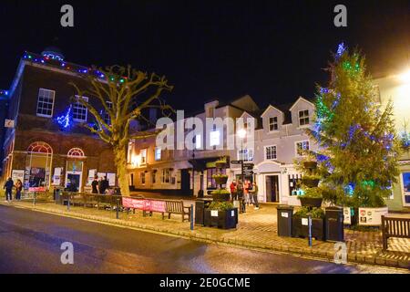 Eype, Dorset, Großbritannien. Januar 2021. Der Bucky Doo Square in Bridport in Dorset ist um Mitternacht ruhig, da nur ein paar Gruppen von Feiernden kommen, um das neue Jahr in der Tier 3 Covid-19 Gegend zu feiern. Der Bucky Doo Square war in den vergangenen Jahren voll mit hunderten von Nachtschwärmern, die um Mitternacht ein schickes Kleid trugen. Bild: Graham Hunt/Alamy Live News Stockfoto