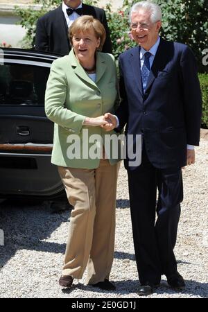 Deutschlands Angela Merkel und der italienische Ministerpräsident Mario Monti nehmen am 22. Juni 2012 an einem Gipfeltreffen der Staats- und Regierungschefs der vier größten Volkswirtschaften der Eurozone in Rom, Italien, Teil. Der französische Präsident Francois Hollande, die deutsche Angela Merkel, der spanische Ministerpräsident Mariano Rajoy und der italienische Ministerpräsident Mario Monti versammeln sich, um Ideen zur Bewältigung der Schuldenkrise zu entwickeln. Foto von Eric Vandeville/ABACAPRESS.COM Stockfoto