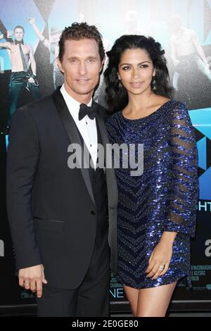 Matthew McConaughey und Camila Alves-McConaughey bei der Premiere von 'Magic Mike' während der Abschlussgala des Los Angeles Film Festivals 2012 im Regal Cinemas L.A. Live in Los Angeles, CA, USA am 24. Juni 2012. Foto von Krista Kennel/ABACAPRESS.COM Stockfoto