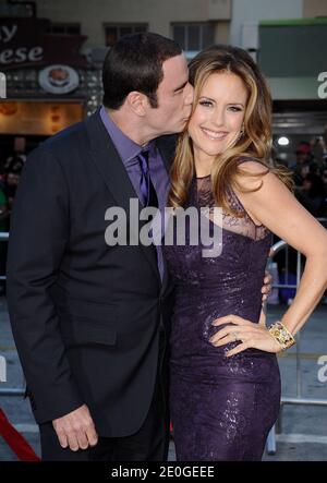 John Travolta und Kelly Preston kommen zur Weltpremiere von Universal Pictures' 'Savages', die am 25. Juni 2012 im Mann Village Theater in Los Angeles, CA, USA, stattfand. Foto von Lionel Hahn/ABACAPRESS.COM Stockfoto