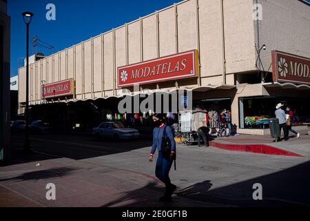 HERMOSILLO, MEXIKO DEZEMBER 31: Die Menschen gehen durch die Straßen der Innenstadt, um das ganze Jahr über einkaufen zu gehen. Tägliches Leben von Hermosillenses, am letzten Tag des Jahres am 31. Dezember 2020 in Hermosillo, Mexiko. Neujahr (Foto von Luis Gutierrez / Norte Photo) HERMOSILLO, MEXIKO DICIEMBRE 31: Personas caminan por las calles del Centro de la ciudad para las compras de fin de año. Vida cotidiana de hermosillenses, durante el ultimo dia del año el 31 de Diciembre 2020 en Hermosillo, Mexiko. año nuevo (Foto: Luis Gutierrez/Norte Photo). Modatelas, mujer joven, junge Frau Stockfoto