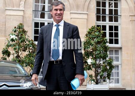 Der französische Haushaltsminister Jerome Cahuzac verlässt das Hotel Matignon nach einem Regierungshalbjahr zur Vorbereitung des Haushaltsplans 2013 am 25. Juni 2012 in Paris, Frankreich. Foto von Stephane Lemouton/ABACAPRESS.COM. Stockfoto