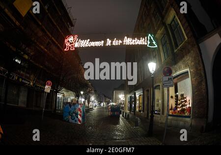 Düsseldorf, Deutschland. Dezember 2020. Blick auf die leere Altstadt am Silvesterabend. Aufgrund der Corona-Vorschriften ist das Stadtzentrum fast menschenleer. Quelle: Roberto Pfeil/dpa/Alamy Live News Stockfoto