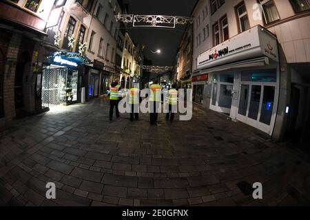 Düsseldorf, Deutschland. Dezember 2020. Mitarbeiter des öffentlichen Ordnungsamtes patrouillieren in der fast menschenleeren Altstadt. Quelle: Roberto Pfeil/dpa/Alamy Live News Stockfoto