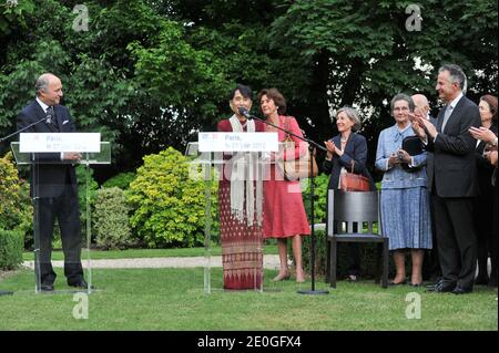 Die Demokratieführerin von Myanmar, Aung San Suu Kyi, und Frankreichs Außenminister Laurent Fabius halten am 27. Juni 2012 im Garten des Außenministeriums in Paris eine Rede neben Stephane Hessel, Simone Veil, dem französischen Schauspieler Alain Delon. Foto von Christophe Guibbaud/ABACAPRESS.COM Stockfoto