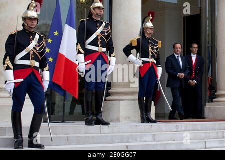 Der französische Präsident Francois Hollande erwartet Bundeskanzlerin Angela Merkel am 27. Juni 2012, am Vorabend eines Europäischen rates in Brüssel, vor einem Arbeitsessen im Elysee-Präsidentenpalast in Paris. Foto von Stephane Lemouton/ABACAPRESS.COM. Stockfoto