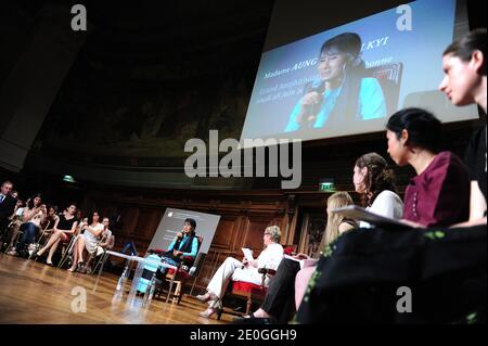 Die Demokratiemeisterin Myanmars und Friedensnobelpreisträgerin Aung San Suu Kyi, flankiert von der französischen Fernsehmoderatorin Elise Lucet, hält am 28. Juni 2012 eine Rede während einer Konferenz an der Pariser Sorbonne-Universität in Frankreich. Foto von Mousse/ABACAPRESS.COM Stockfoto