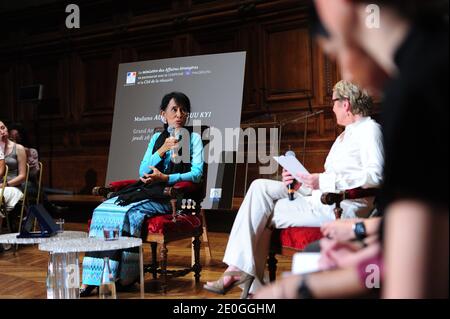 Die Demokratiemeisterin Myanmars und Friedensnobelpreisträgerin Aung San Suu Kyi, flankiert von der französischen Fernsehmoderatorin Elise Lucet, hält am 28. Juni 2012 eine Rede während einer Konferenz an der Pariser Sorbonne-Universität in Frankreich. Foto von Mousse/ABACAPRESS.COM Stockfoto