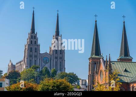 Jeil Kirche hinter der Kathedrale unserer Dame von Lourdes in Daegu, Republik Korea gesehen Stockfoto