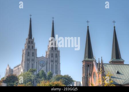 Jeil Kirche hinter der Kathedrale unserer Dame von Lourdes in Daegu, Republik Korea gesehen Stockfoto