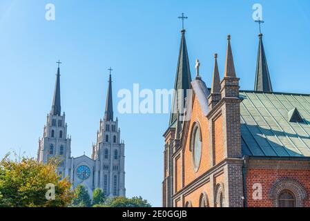 Jeil Kirche hinter der Kathedrale unserer Dame von Lourdes in Daegu, Republik Korea gesehen Stockfoto