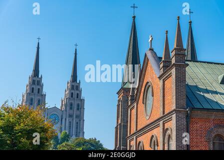 Jeil Kirche hinter der Kathedrale unserer Dame von Lourdes in Daegu, Republik Korea gesehen Stockfoto